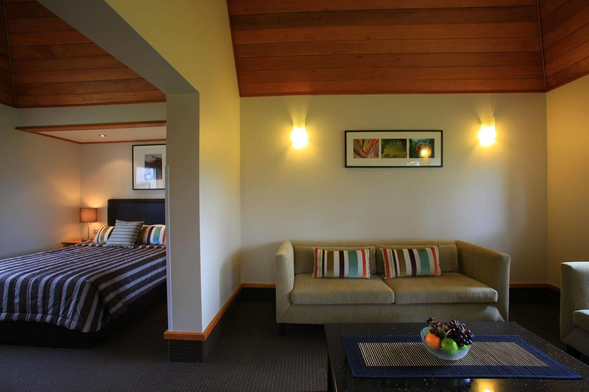 Distinction Te Anau Hotel & Villas Exterior photo